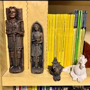 The Emerald Knights Statues / Les Chevaliers d'Émeraude Statuettes